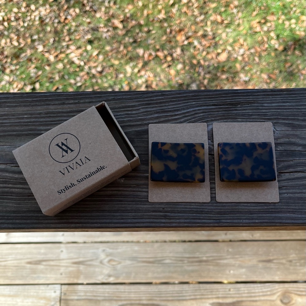 ✨ New in Box ✨ Vivaia Charms, Daisy, Tortoise